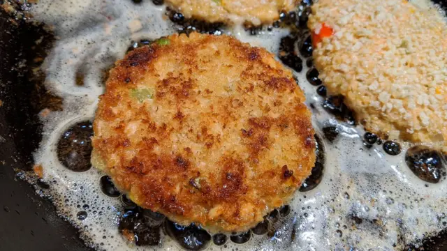 Рыбные котлеты на сковородке