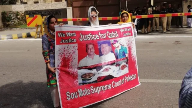 رباب کے والد مختیار چانڈیو، دادا کرم اللہ چانڈیو اور چچا قابل چانڈیو کو مسلح افراد نے فائرنگ کرکے ہلاک کردیا تھا
