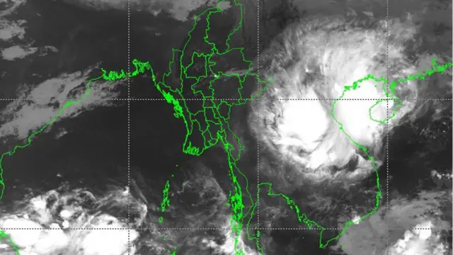 GFS ကိုအခြေပြုကိုးကားခန့်မှန်းတဲ့ စစ်ကောင်စီရဲ့ မိုးဇလဌာနကတော့ မေလ ၁၅ ရက်၊ မနက်ပိုင်းမှာ ရခိုင်ပြည်နယ်၊ စစ်တွေမြို့အနီးကနေ မုန်တိုင်းကဖြတ်သန်းမယ်လို့ ခန့်မှန်းထားပါတယ်။