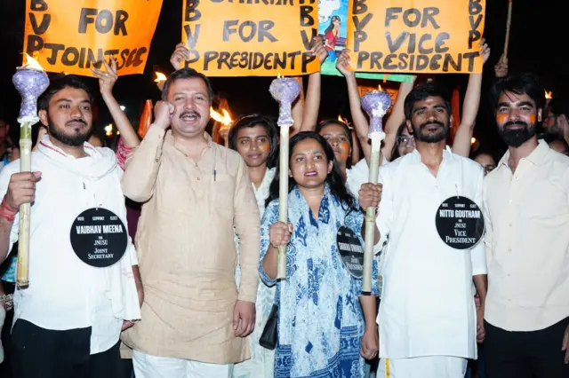 एबीवीपी की उम्मीदवार शिखा स्वराज (बीच में)