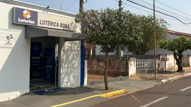 Estabelecimento com placa 'Lotérica Borá'