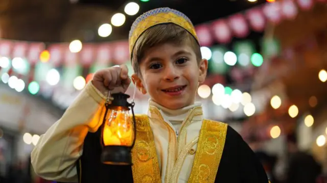 طفل يحتفل بقدوم شهر رمضان وهو يحمل فانوساً في مدينة الموصل القديمة- العراق في 28 فبراير/ شباط 2025.