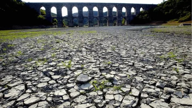 10달간의 가뭄으로 바닥을 드러낸 이스탄불 인근의 호수