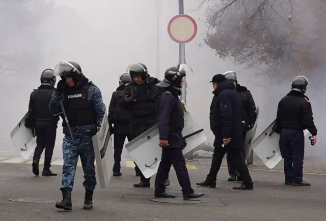 Сотрудники ОМОНа патрулируют улицу во время беспрецедентных протестов по поводу повышения цен на энергоносители в Алматы, 5 января 2022 года