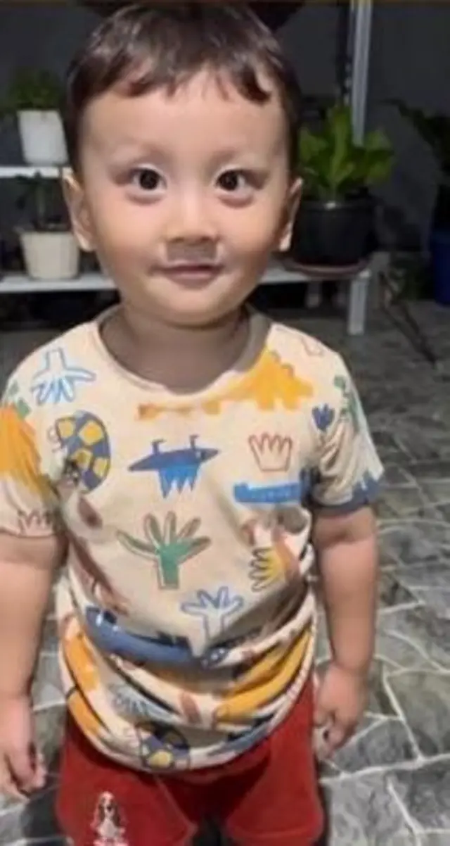 Jojo saat berusia 1,5 tahun diduga diambil paksa oleh mantan suaminya. 