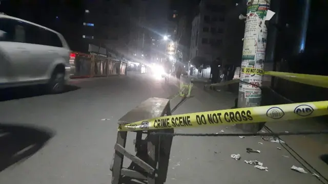 ওসমান হাদির ওপর গুলির ঘটনাস্থল ক্রাইমসিন লেখা ফিতা দিয়ে ঘিরে রাখা হয়েছে