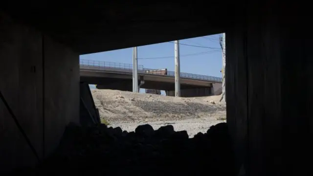 vista para fora do túnel