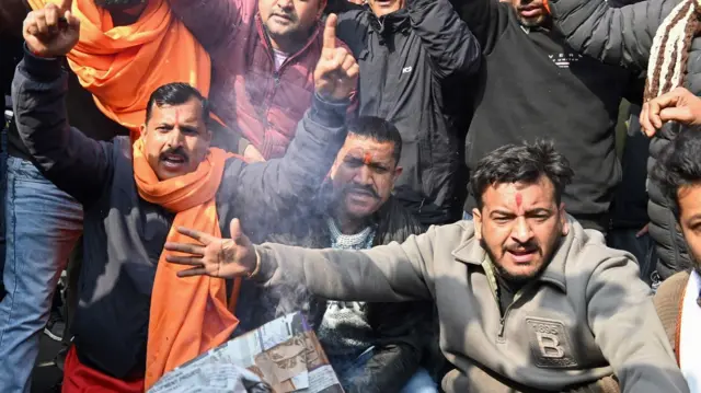 प्रदर्शन करते हिंदूवादी दल के नेता