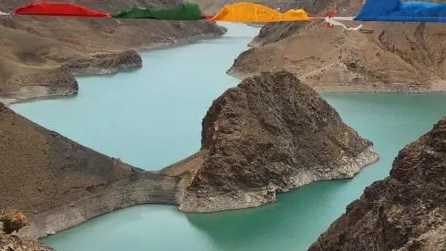 सिमी ताल तिब्बतको प्राचीन सहर ग्यान्ट्सेबाट ३० किलोमिटर दक्षिणपूर्वमा पर्छ