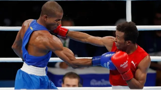 Jorge Alvarez (derecha) y Robson Conceicao en una pelea.
