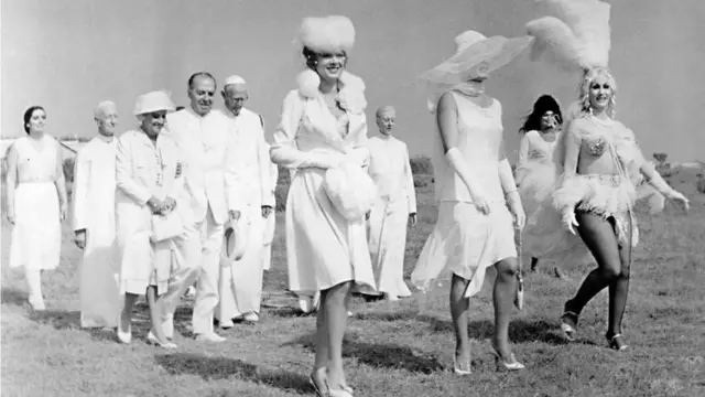 8 ½ se odvija u procepu između fantazije i stvarnosti na način koji je u to vreme bio zapanjujući