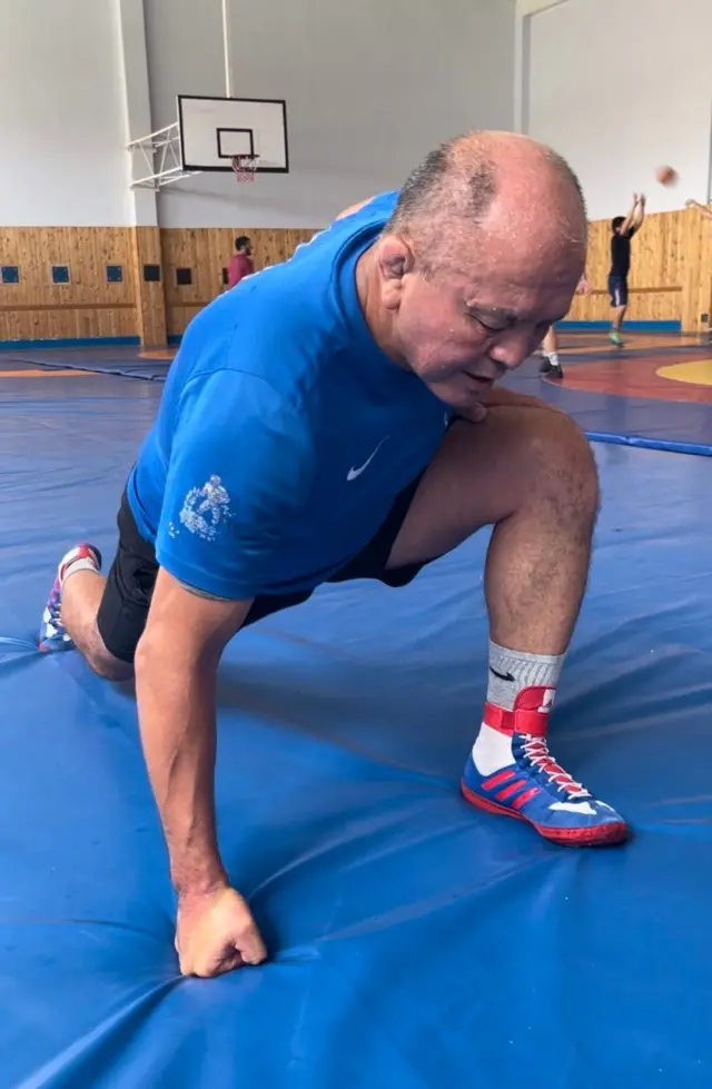 Нурбек Изабеков машыгуу учурунда. Тренердин маңдай тери