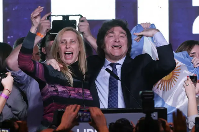 Javier Milei sorrindo e celebrando resultado das primáriasestratégia da roleta brasileirapalcoestratégia da roleta brasileiraevento