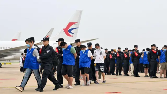 2024年4月13日,在湖北省武漢天河國際機場,涉嫌賭博和詐騙的中國籍嫌疑人在警方的押解下抵達。
