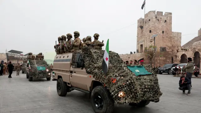 شارك أفراد من الجيش السوري في عرض عسكري، بمناسبة الذكرى السنوية الأولى لسقوط بشار الأسد، في حلب، سوريا، 8 ديسمبر/كانون الأول 2025. من الأرشيف