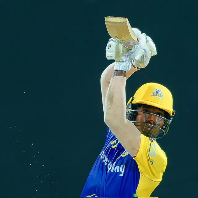 2002 වසරේ සැප්තැම්බර් මස 6 වැනිදා උපත ලැබු චමිදු වික්රමසිංහ ක්රිකට් ක්රීඩාවට යොමුවී ඇත්තේ කුඩා කාලයේ සිටය.