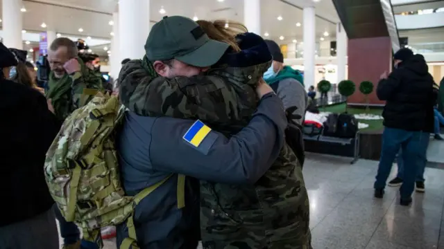 Грузинський доброволець прощається з близькими в аеропорту