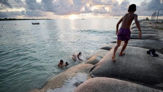 Avec des sacs de sable, Tuvalu tente de ralentir l'avancée de la mer.