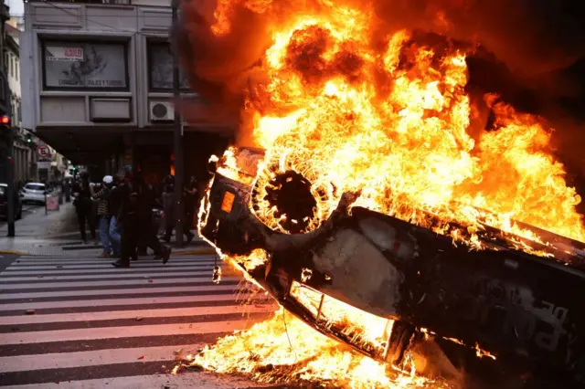 Incendio de un vehículo durante la protesta de este miércoles.