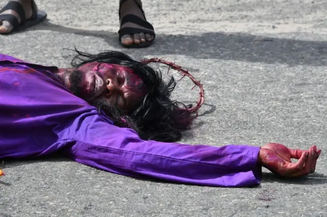 Umugabo ugaramye mu muhanda