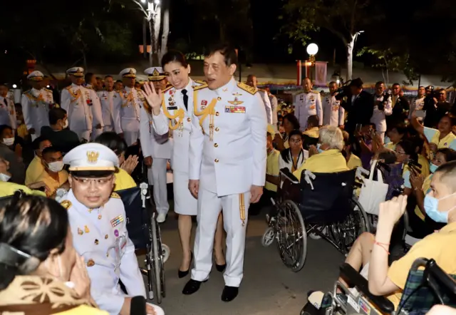 ในหลวงและพระราชินีพบประชาชน