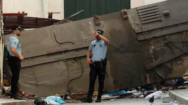 Agentes de la policía cerca del vagón destruido.