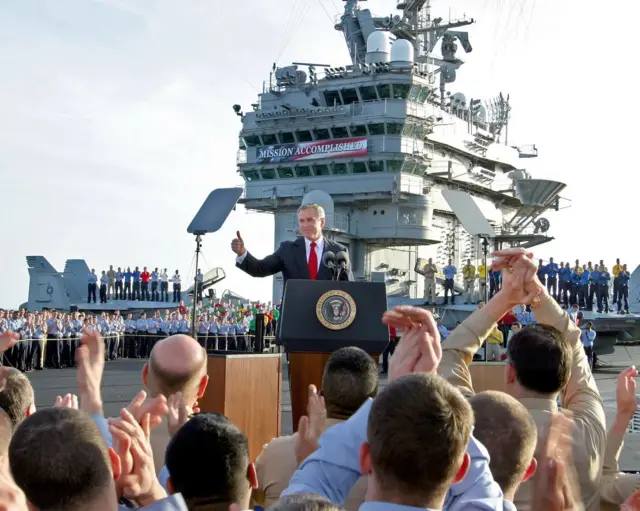 جورج دبلیو بوش بر عرشه ناو هواپیمابر لینکلن در ماه مه ۲۰۰۳ میلادی