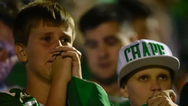 Jovens torcedores choram na Arena Condá