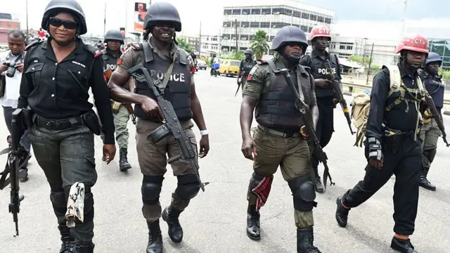 Awọn ọlọpa duro ni ifọwọkọwọ