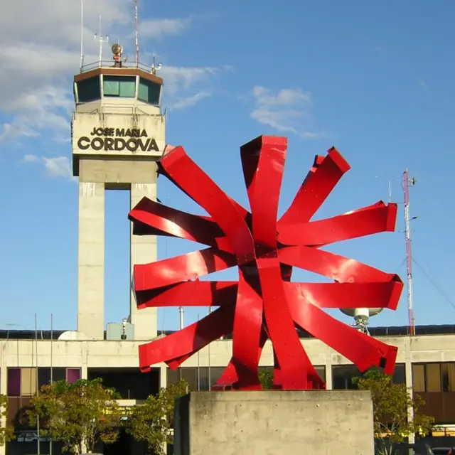 Torre de control de aeropuerto José María Córdova de Medellín, Colombia.