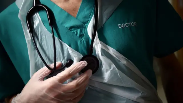 doctor con estetoscopio