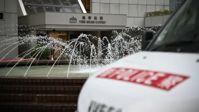 一辆警车停放在中国香港特区高等法院门外(19/2/2024)