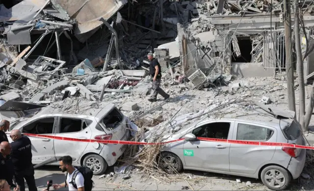 أنقاض في تل أبيب بعد هجوم شنته حماس