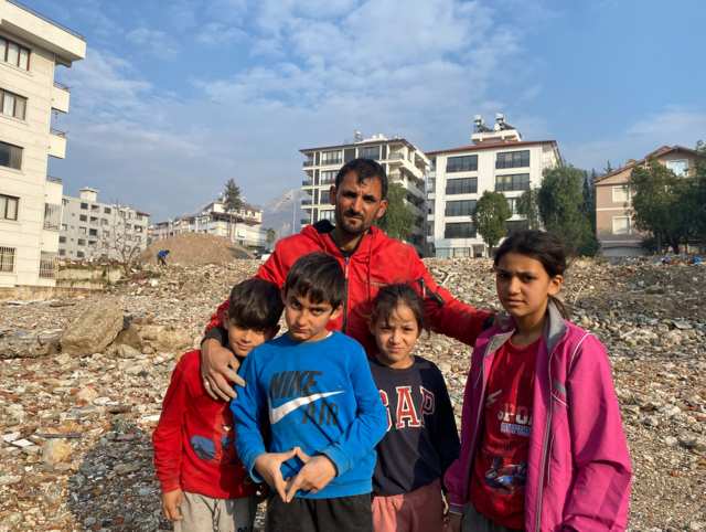 Hatay'da depremzede bir aile 