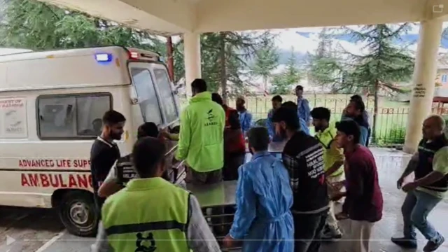 जखमींना किश्तवाड जिल्हा रुग्णालयात आणलं जात आहे.