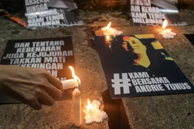 Sebuah poster dengan gambar Andrie Yunus dihamparkan di tengah lilin yang sedang dinyalakan di sekitarnya dalam sebuah aksi unjuk rasa menuntut pengungkapan kasus penyiraman air keras aktivis KontraS ini.