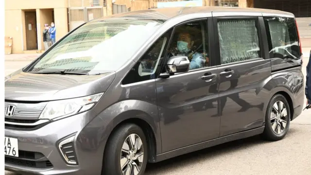 周一,獲釋的八人被押送到天水圍警署。