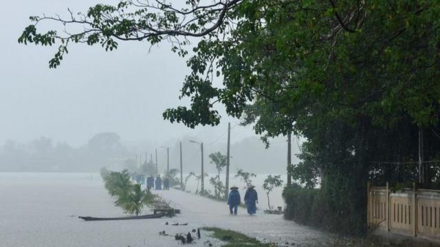 Lũ lụt miền Trung Việt Nam những tuần qua đang gây thiệt hại nặng nề về người và tài sản.