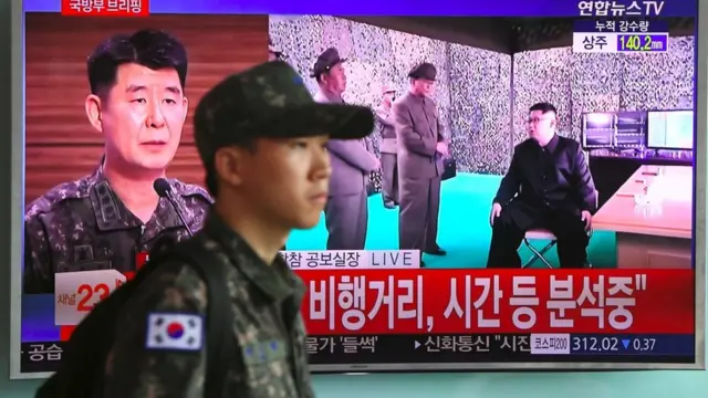 지난 7월 4일 북한이 대륙간탄도미사일(ICBM) 발사 관련 뉴스가 방영되는 TV 앞으로 한 한국 군인이 지나가고 있다.