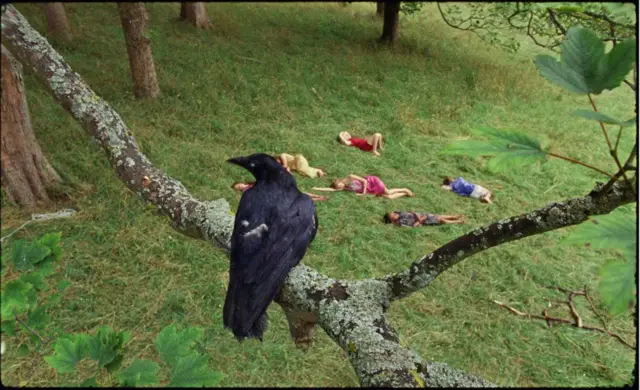 Маріанна Сімнетт, "Пташина гра", 2019 (кадр з фільму)