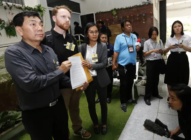 นางณัฐาศิริ เบิร์กแมน (3 จากซ้าย) นักกฎหมายจากสมาคมนักกฎหมายสิทธิมนุษยชน ซึ่งได้รับมอบอำนาจจากนาย อัล อาไรบี ให้เป็นทนายความ พร้อมด้วย นายอีวาน โจนส์ (2 จากซ้าย) ผู้เชี่ยวชาญสิทธิผู้ลี้ภัยแห่งเอเชียแปซิฟิก เข้ายื่นหนังสือและจดหมายของภรรยานายอัล อาไรบี ต่อ พล.อ.ประยุทธ์ ผ่านศูนย์รับเรื่องราวร้องทุกข์ของรัฐบาล