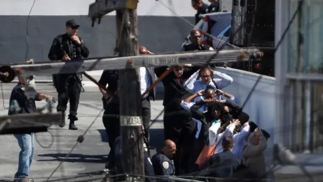 Watu wakiwa wanaondolewa katika eneo hilo