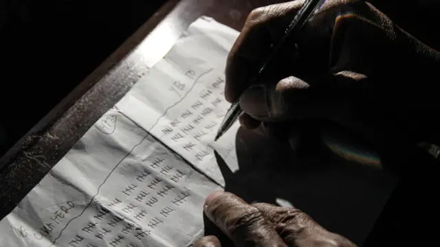 Seorang saksi mencatat hasil perolehan suara Pilkada Sulawesi Utara saat proses penghitungan suara di TPS 01 Kelurahan Paseng, Sitaro, Sulawesi Utara, Rabu (27/11/2024). Pilkada Sulawesi Utara diikuti oleh tiga pasangan calon gubernur dan wakil gubernur yakni pasangan Yulius Selvanus-Victor Mailangkay, Elly Lasut-Hanny Pajouw dan Steven Kandouw-Denny Tuejeh dengan daftar pemilih tetap (DPT) 1.950.484 pemilih. 