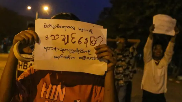 ရွှေ့ဆိုင်းပေးဖို့ တောင်းဆိုခဲ့ပေမယ့် ရတနာပုံတက္ကသိုလ် သမဂ္ဂ အဖွဲ့ဝင်တွေလည်း မတ် ၁၈ ရက်နေ့မှာ စာမေးပွဲဖြေဆိုခဲ့ကြ