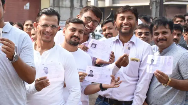 મતદાન માટે લાઇનમાં ઉભેલા યુવાનો