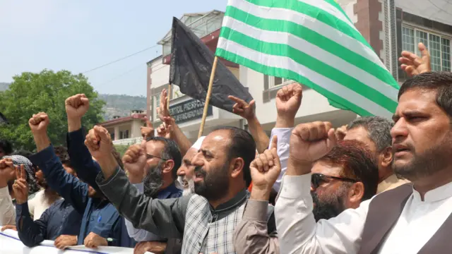 هواداران جنبش پاسبان حریت جامو و کشمیر در تاریخ ۵ مه ۲۰۲۵ در مظفرآباد، کشمیر تحت کنترل پاکستان، شعارهای ضد هند سر می‌دهند
