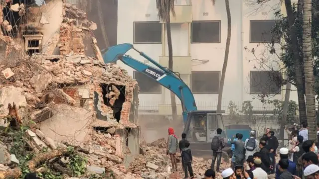 ভেকু-বুলডোজার দিয়ে দুইদিন ধরে চলে শেখ মুজিবের বাড়ি ভাঙা