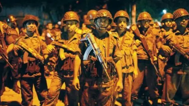 রাতে পুলিশ, র‍্যাবসহ বিভিন্ন বাহিনীর সদস্যরা হলি আর্টিজান বেকারির সামনে অবস্থান নেয়