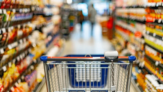 Süpermarkette bir alışveriş sepeti.