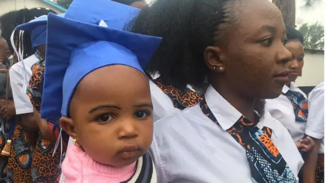 Mzazi akiwa na mtoto wake siku ya kufuzu kwa mahafali